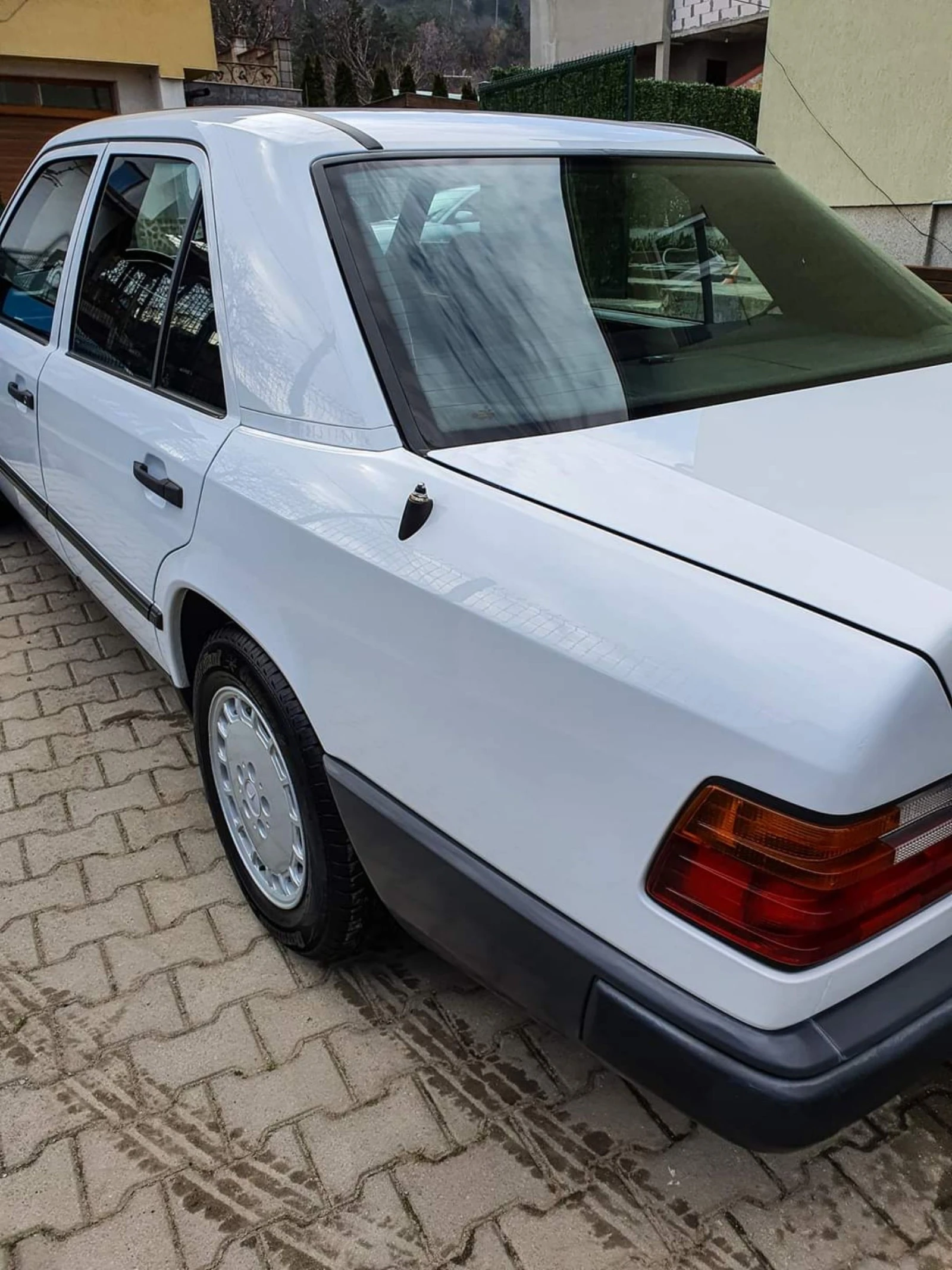 Mercedes-Benz 124  - изображение 2