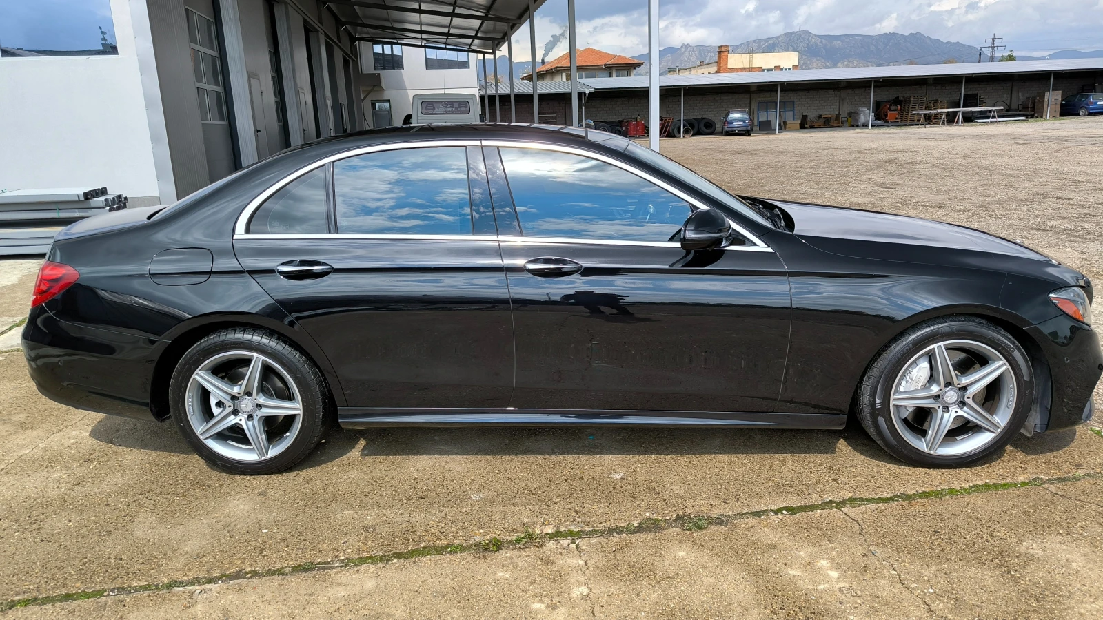 Mercedes-Benz E 300 AMG* LINE* Дистроник* 4-matic* Подрев-Обдухване - изображение 3