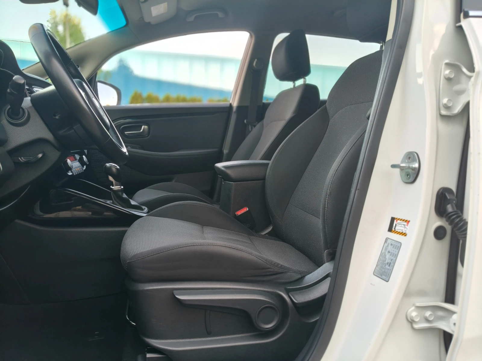 Kia Carens 1.7 CRDI* 141 P.S* ШВЕЙАРИЯ, снимка 9 - Автомобили и джипове - 55111584
