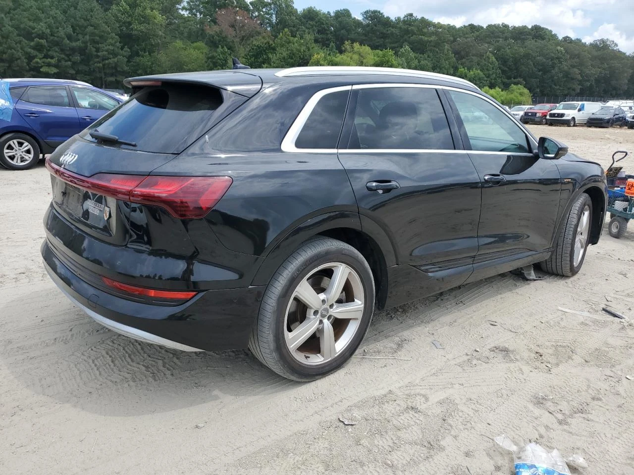 Audi E-Tron Premium Plus, снимка 3 - Автомобили и джипове - 55887164