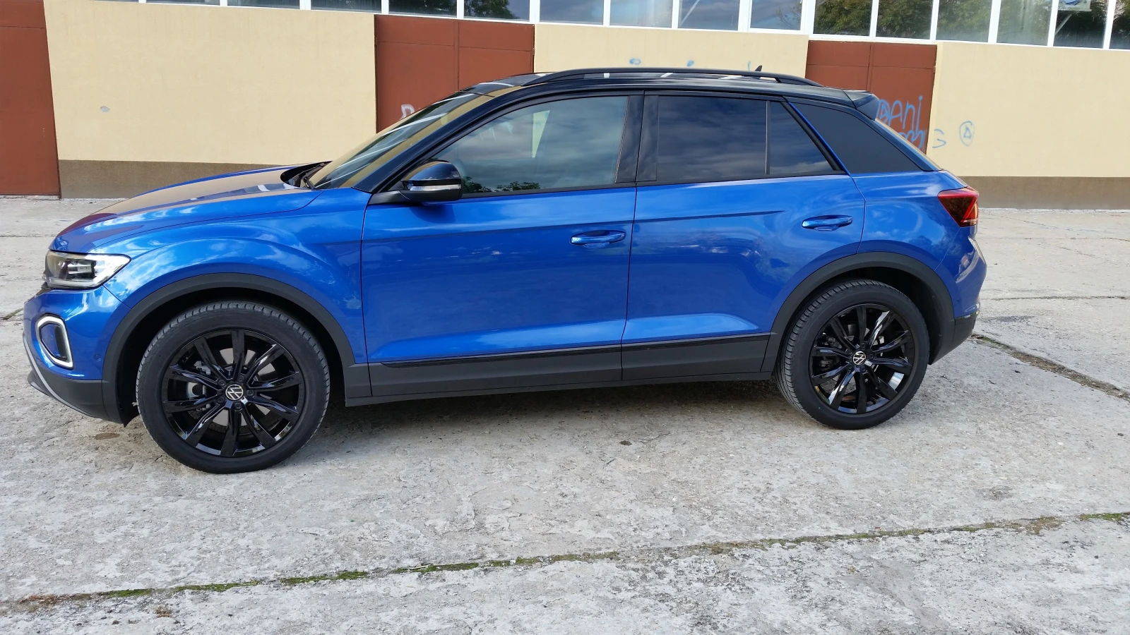 VW T-Roc 2.0 TSI 4MOTION DSG - изображение 2