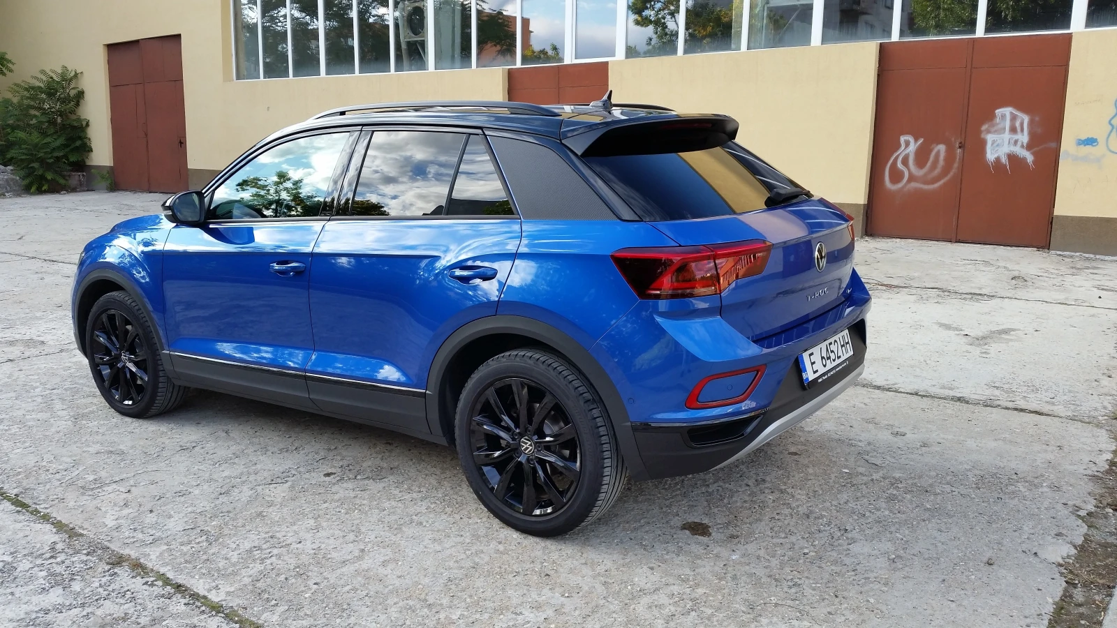 VW T-Roc 2.0 TSI 4MOTION DSG - изображение 3