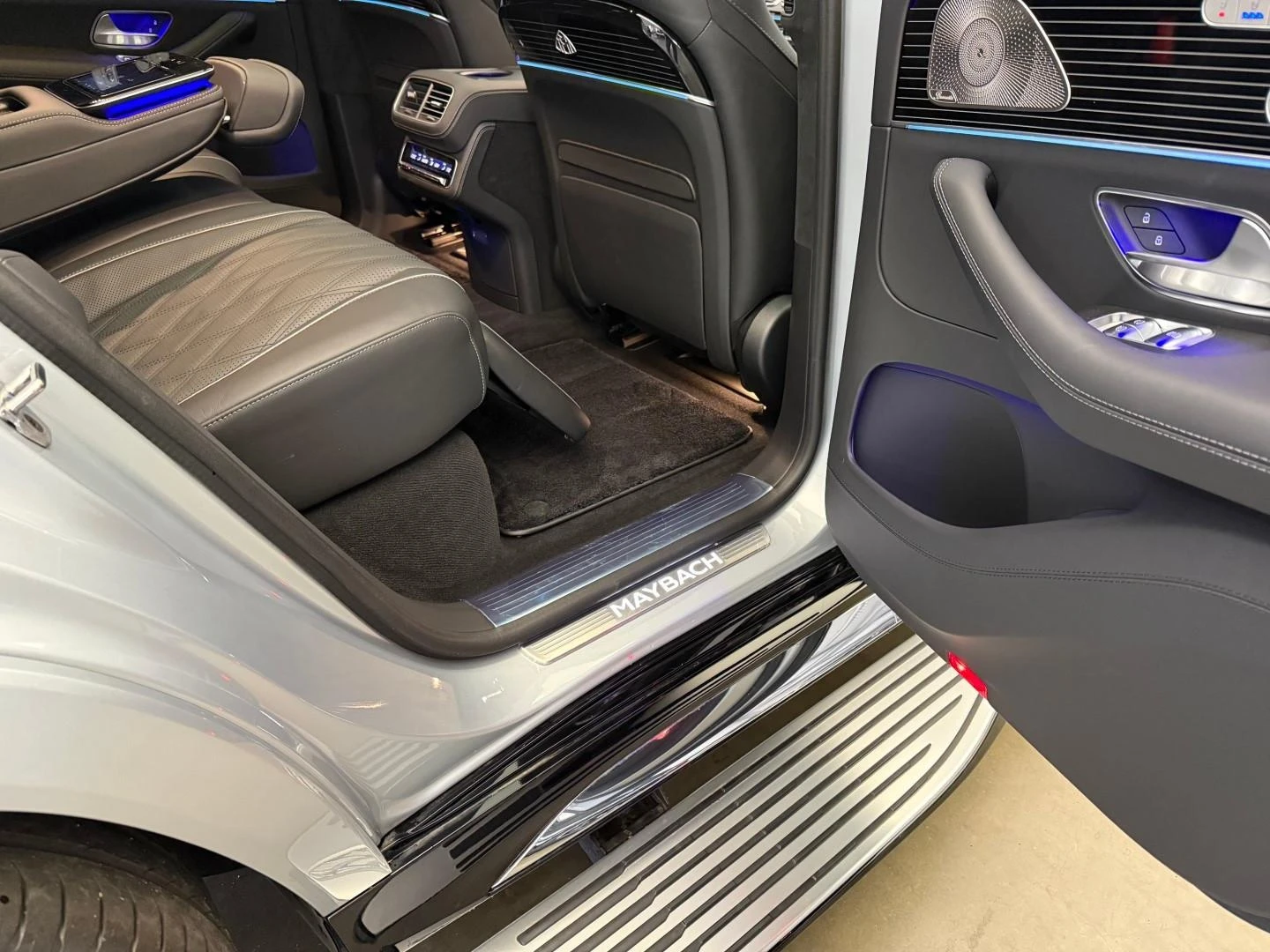 Mercedes-Benz GLS 600 MAYBACH 4-MATIC MANUFAKTUR PANORAMA , снимка 10 - Автомобили и джипове - 54904356