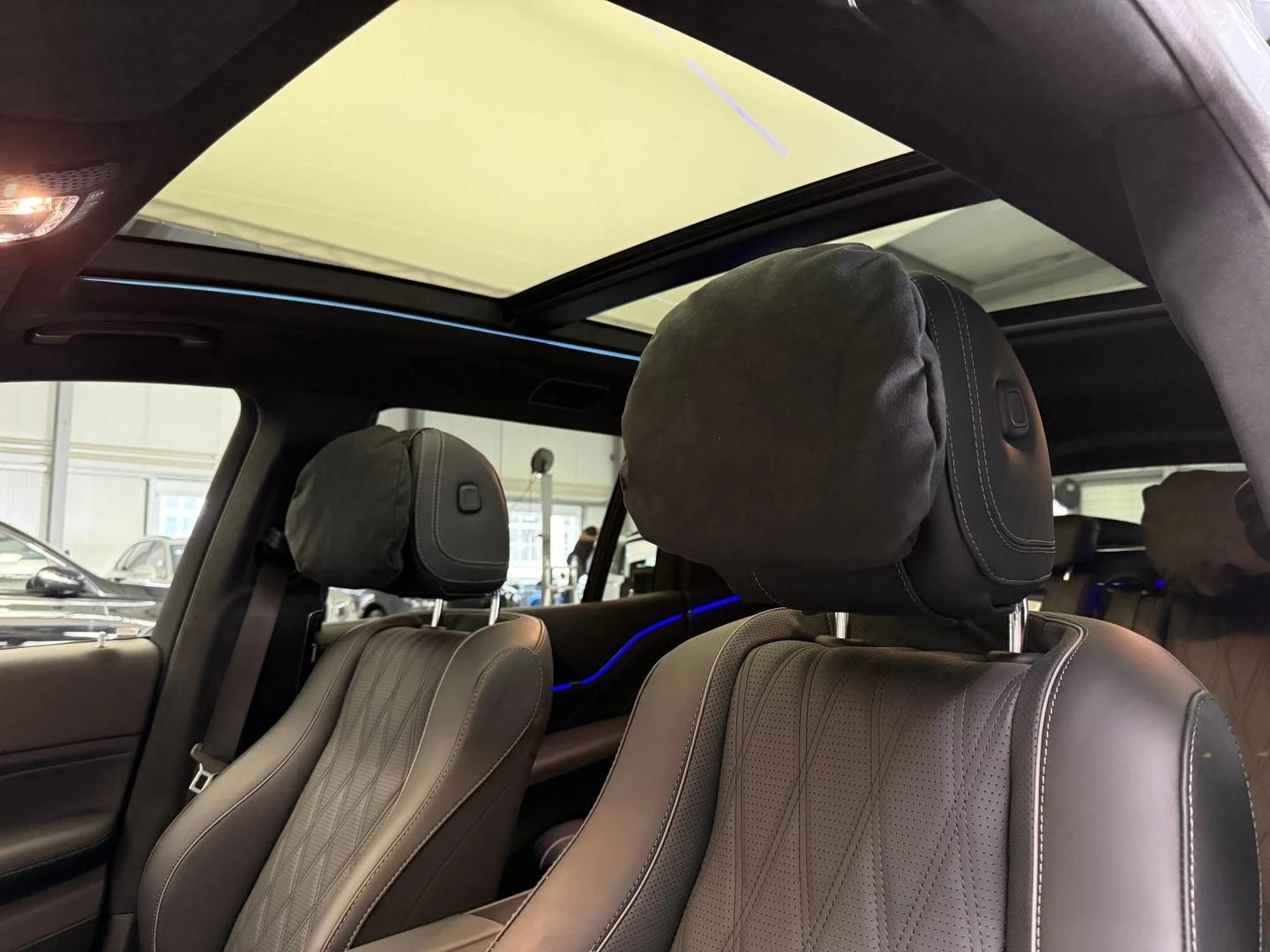 Mercedes-Benz GLS 600 MAYBACH 4-MATIC MANUFAKTUR PANORAMA , снимка 7 - Автомобили и джипове - 54904356