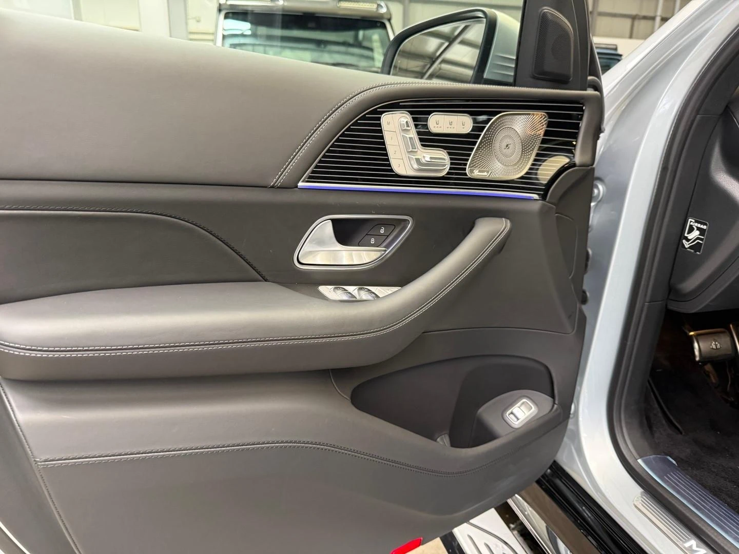 Mercedes-Benz GLS 600 MAYBACH 4-MATIC MANUFAKTUR PANORAMA , снимка 9 - Автомобили и джипове - 54904356