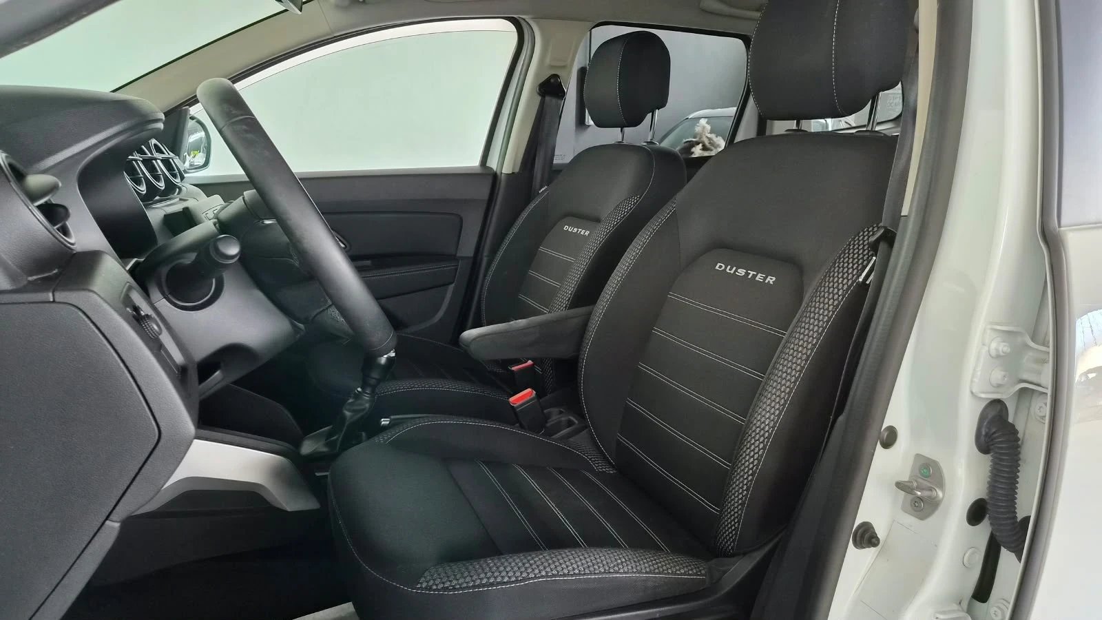 Dacia Duster 1.6i GPL 114hp* 11.2019г* КАМЕРИ 360* NAVI* LED* e, снимка 8 - Автомобили и джипове - 56461147