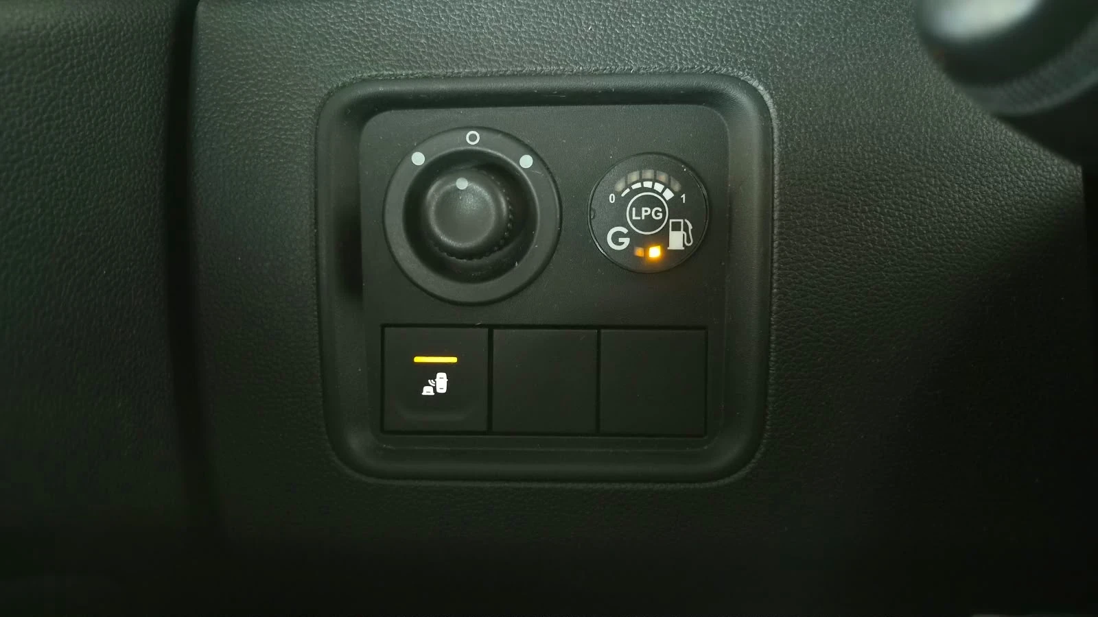 Dacia Duster 1.6i GPL 114hp* 11.2019г* КАМЕРИ 360* NAVI* LED* e, снимка 15 - Автомобили и джипове - 56461147