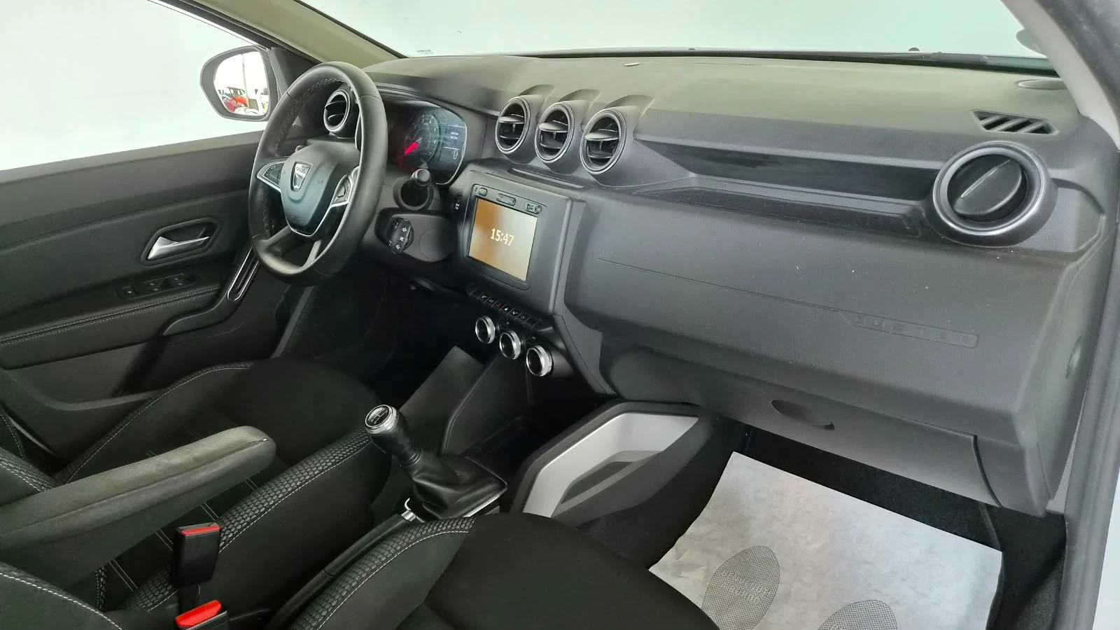 Dacia Duster 1.6i GPL 114hp* 11.2019г* КАМЕРИ 360* NAVI* LED* e, снимка 14 - Автомобили и джипове - 56461147