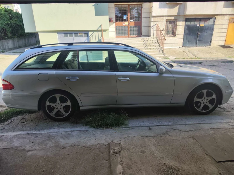 Mercedes-Benz E 220, снимка 5 - Автомобили и джипове - 46942836