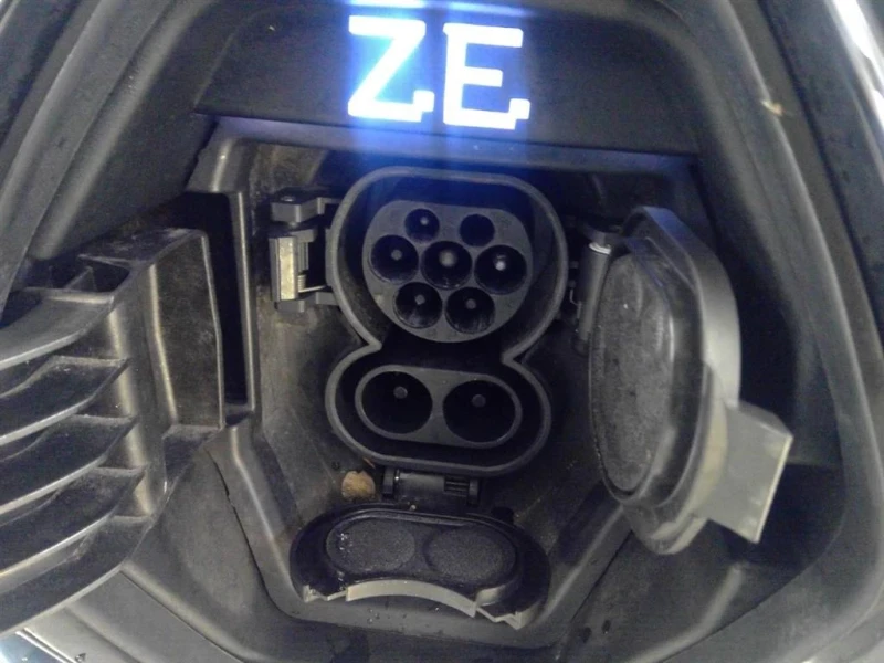 Renault Zoe 52kwCCS R135 Гаранция Сертификат, снимка 17 - Автомобили и джипове - 52865568