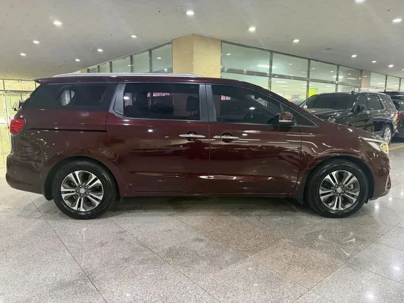 Kia Carnival, снимка 5 - Автомобили и джипове - 56689504