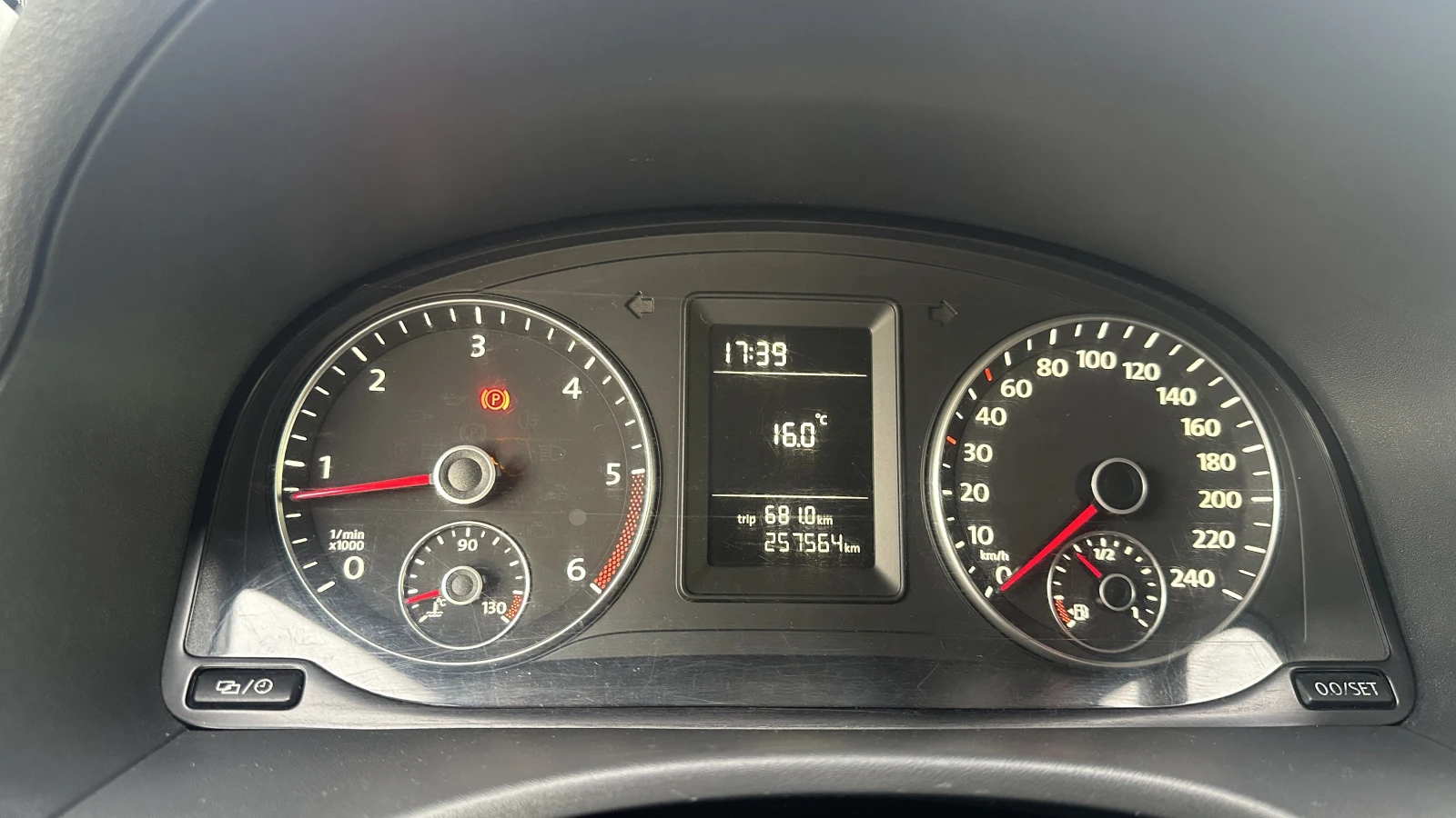 VW Caddy 1.6 TDI / Пътнически, снимка 15 - Автомобили и джипове - 53765600