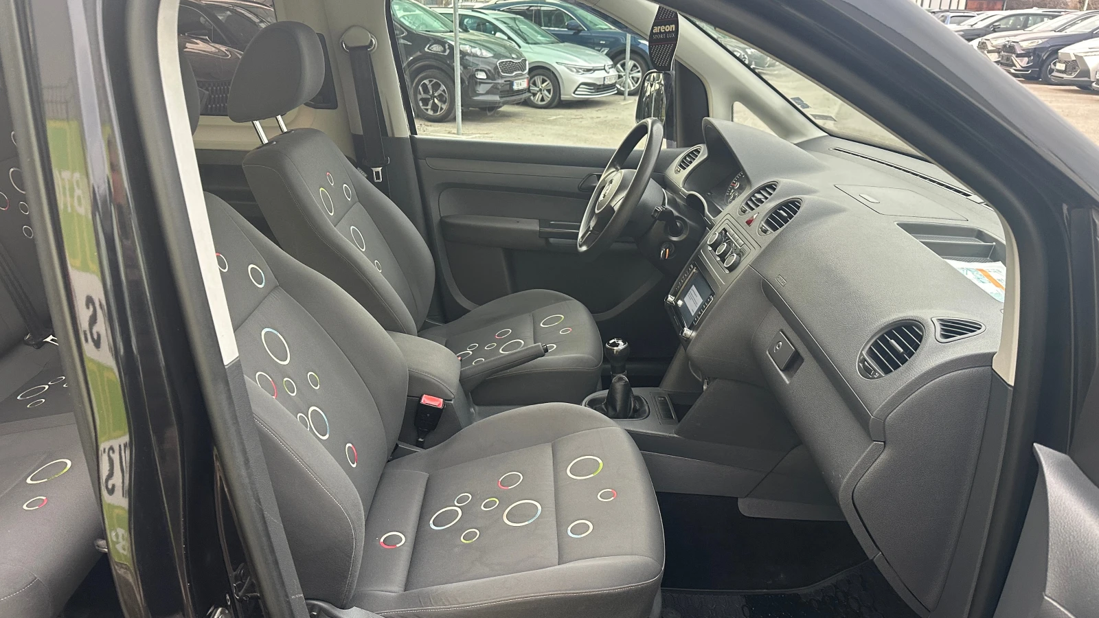 VW Caddy 1.6 TDI / Пътнически, снимка 12 - Автомобили и джипове - 53765600