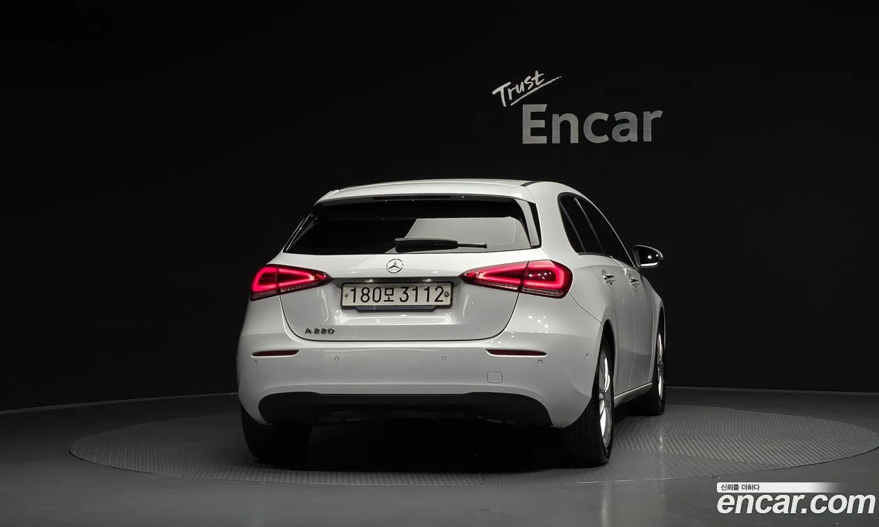 Mercedes-Benz A 220 * Подгрев* Камера* М.Точка* CARPLAY, снимка 4 - Автомобили и джипове - 56062188