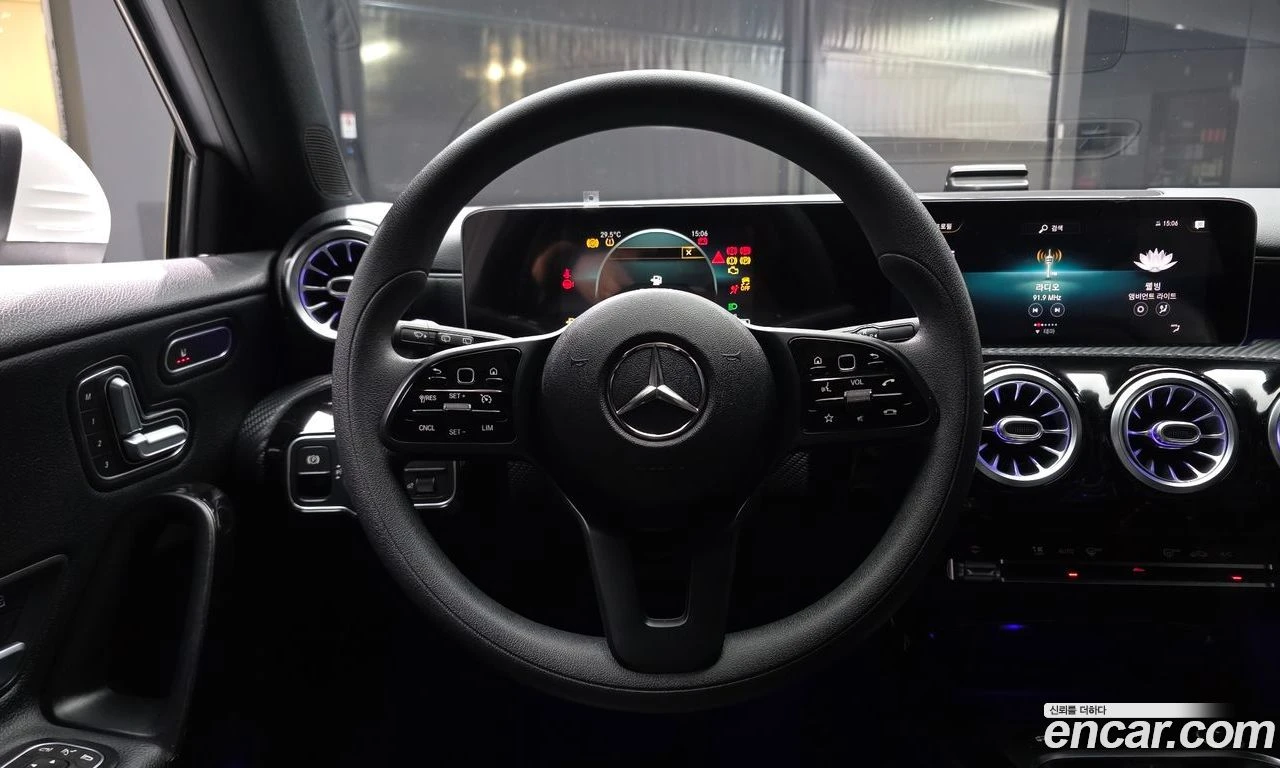 Mercedes-Benz A 220 * Подгрев* Камера* М.Точка* CARPLAY, снимка 11 - Автомобили и джипове - 56062188