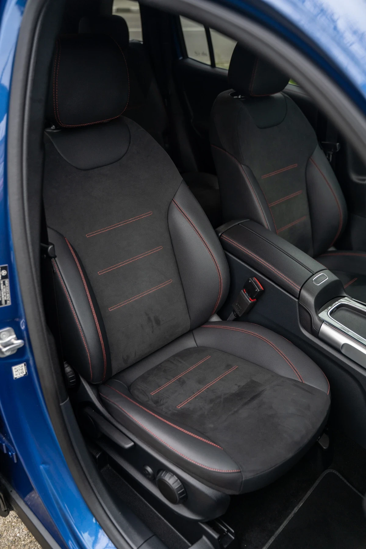 Mercedes-Benz GLB 2.0 DIESEL GERMANY AMG-Line/4Matic/Burmester  3D, снимка 11 - Автомобили и джипове - 54033943