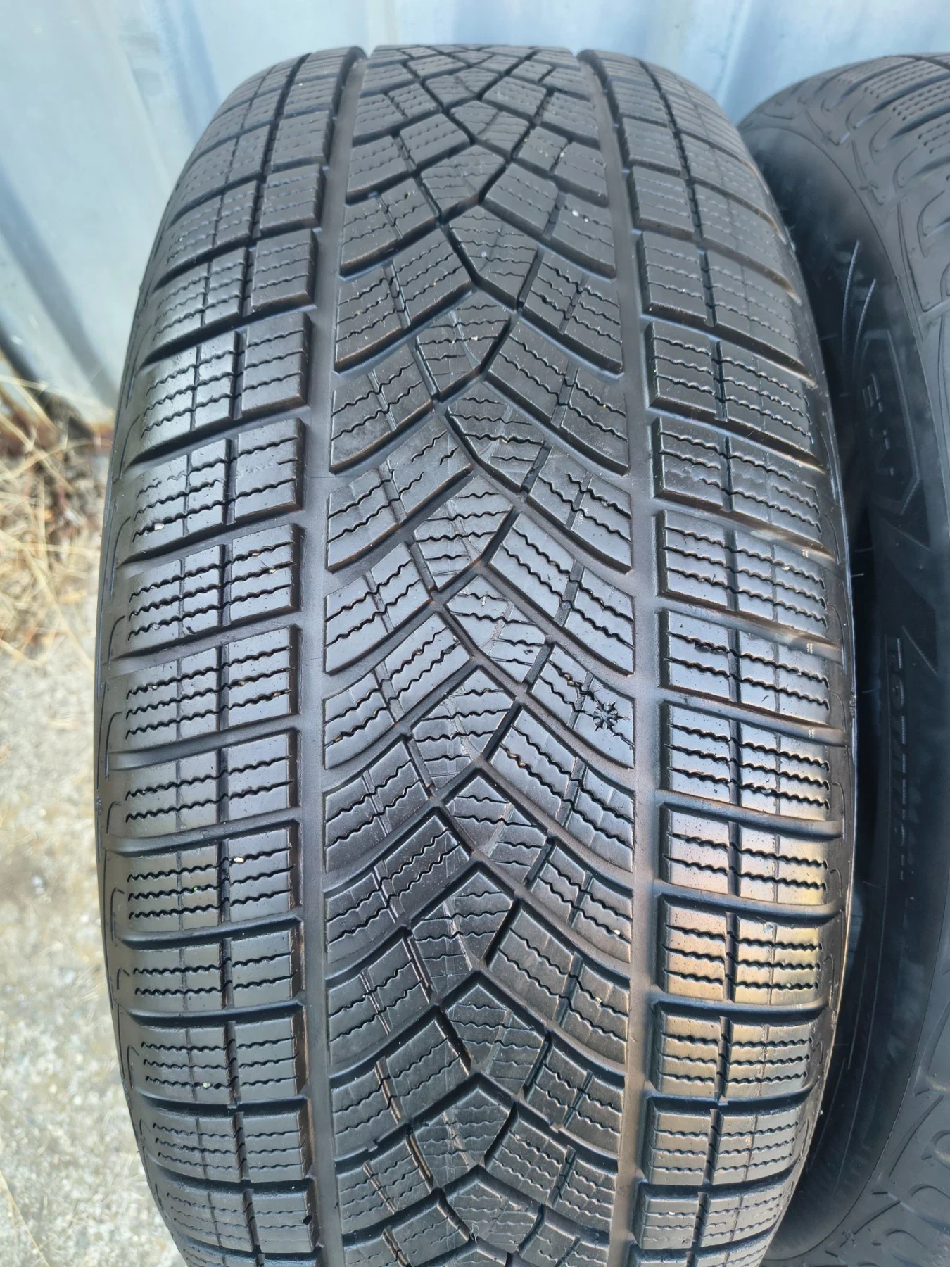Гуми Зимни 255/55R19, снимка 2 - Гуми и джанти - 55767222