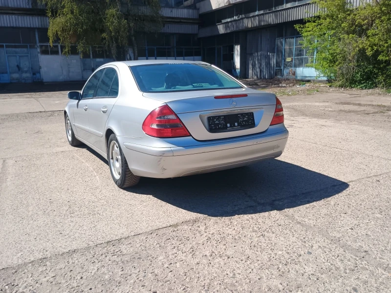 Mercedes-Benz E 220, снимка 4 - Автомобили и джипове - 52477980