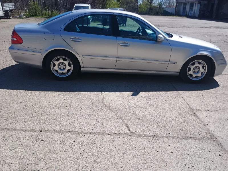 Mercedes-Benz E 220, снимка 3 - Автомобили и джипове - 52477980