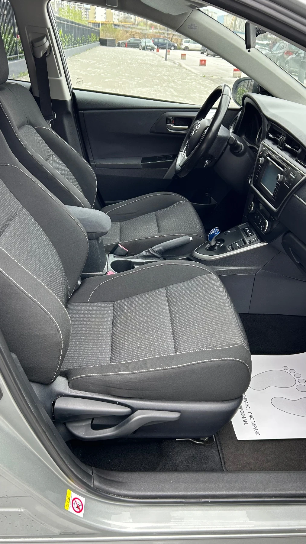 Toyota Auris 1.8 Hybrid / 136000km - изображение 8