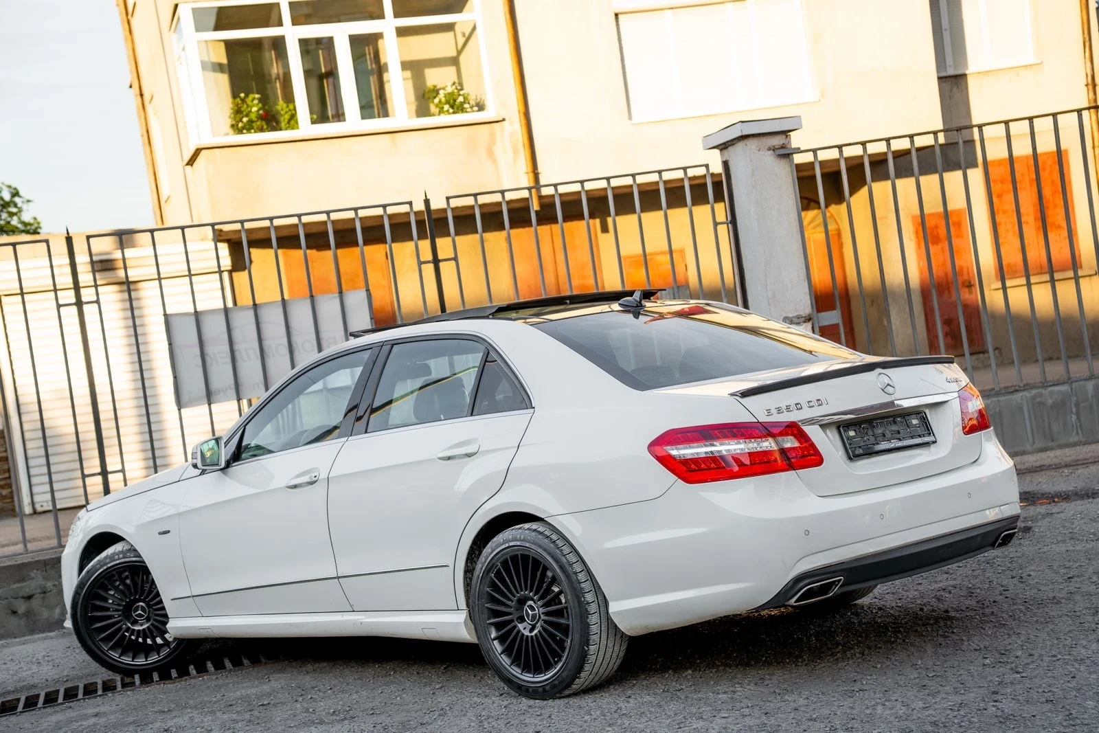 Mercedes-Benz E 350 CDI-AMG-PANORAMA-AVANTGARDE-4M-AMBIENT-TOP, снимка 5 - Автомобили и джипове - 54347097