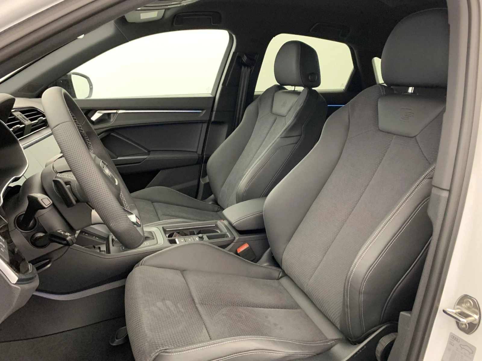 Audi Q3 Sportback ЧИСТО НОВ - 0 км - Sport / 35 TDI - изображение 7