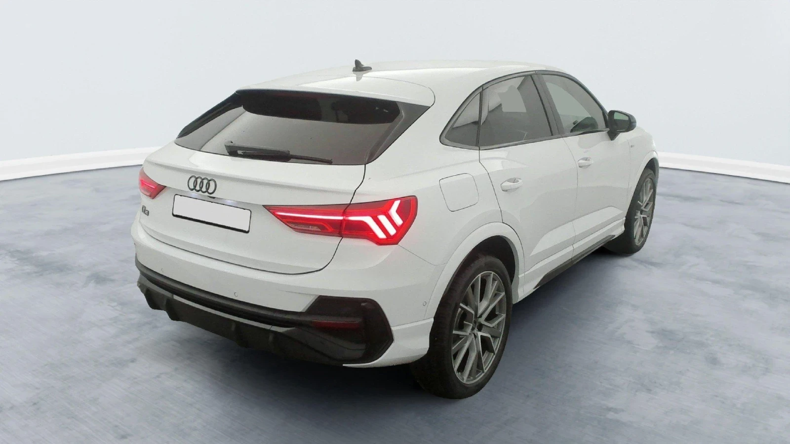 Audi Q3 Sportback ЧИСТО НОВ - 0 км - Sport / 35 TDI - изображение 3