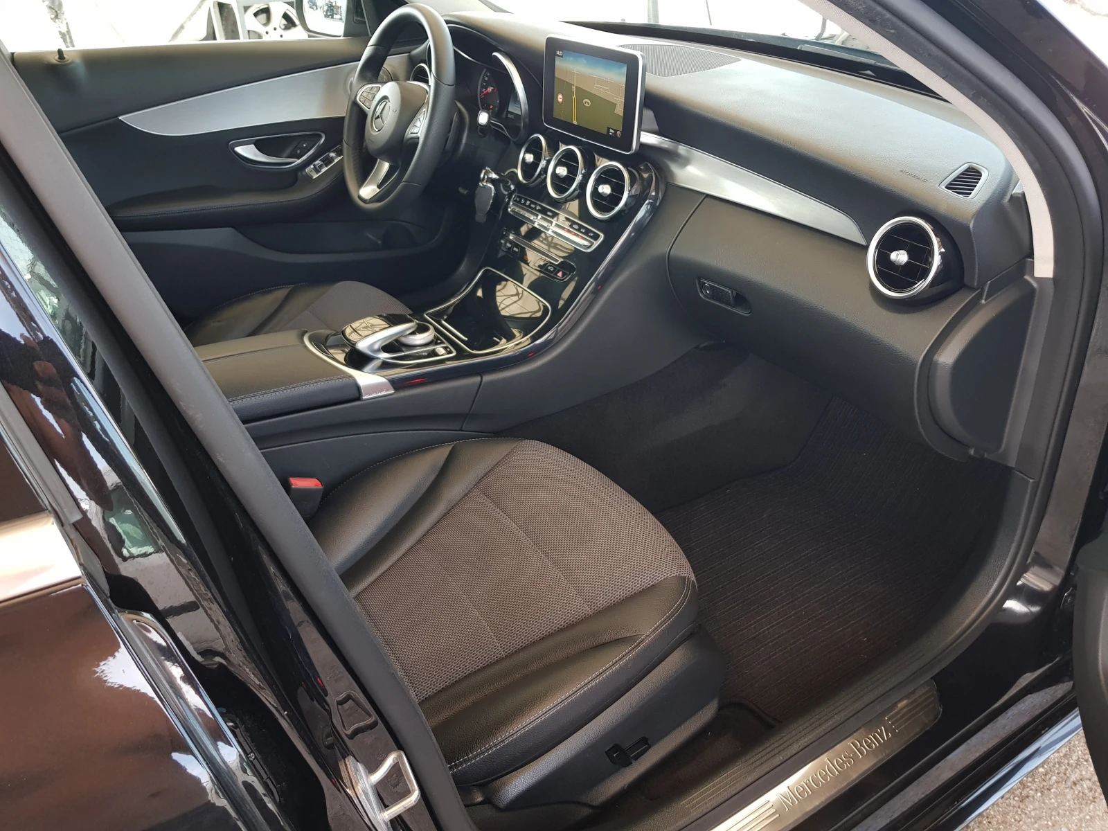 Mercedes-Benz C 220 D 4matic AMG EDITION /10/2016 г. EURO 6B ЛИЗИНГ, снимка 11 - Автомобили и джипове - 55405803