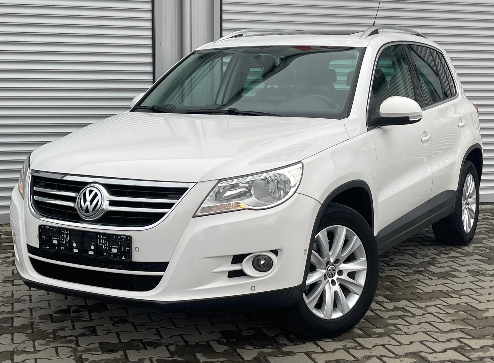 VW Tiguan 2, 0tdi 4x4, 129196км., пано, 6ск., климатр., нави - [1] 