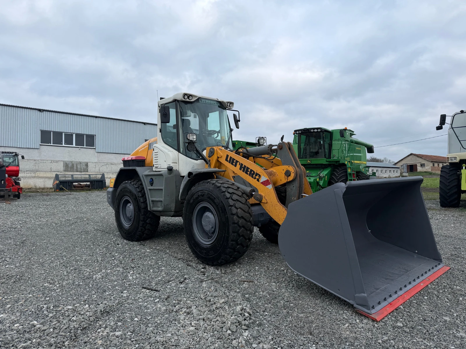 Челен товарач Liebherr 546 ЛИЗИНГ