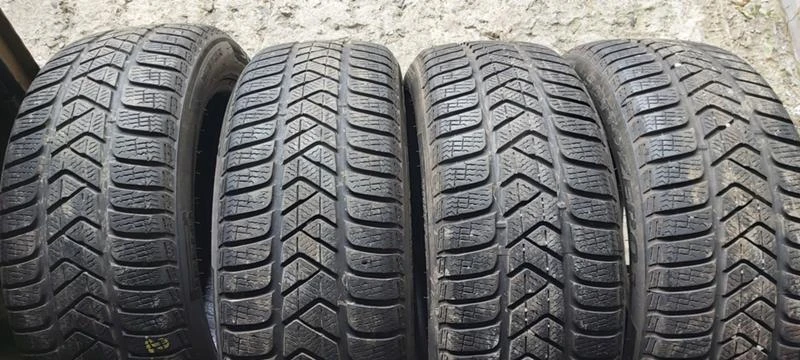 Гуми Зимни 215/55R17, снимка 1 - Гуми и джанти - 35123398