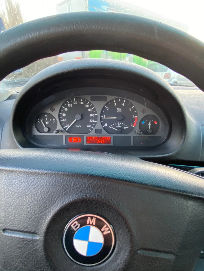 BMW 318, снимка 11 - Автомобили и джипове - 48004272