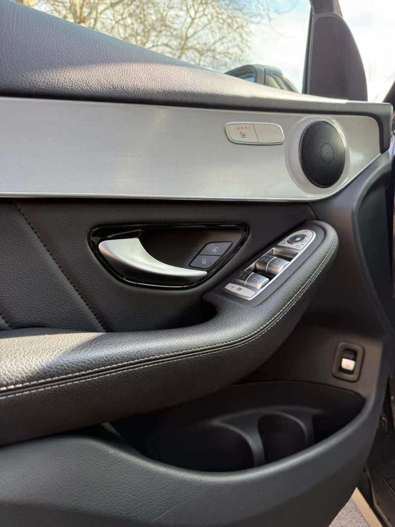 Mercedes-Benz GLC 220 DIGITAL/AMG/PANORAMA/KEYLESS/, снимка 6 - Автомобили и джипове - 53495822