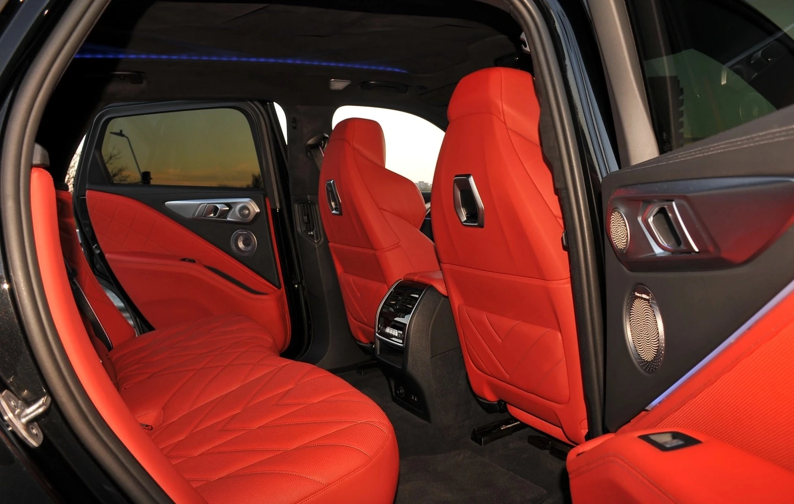 BMW XM 4.4 Twin Turbo xDrive - изображение 9