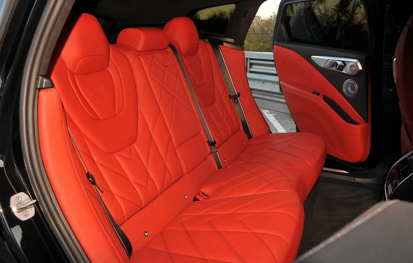 BMW XM 4.4 Twin Turbo xDrive - изображение 10