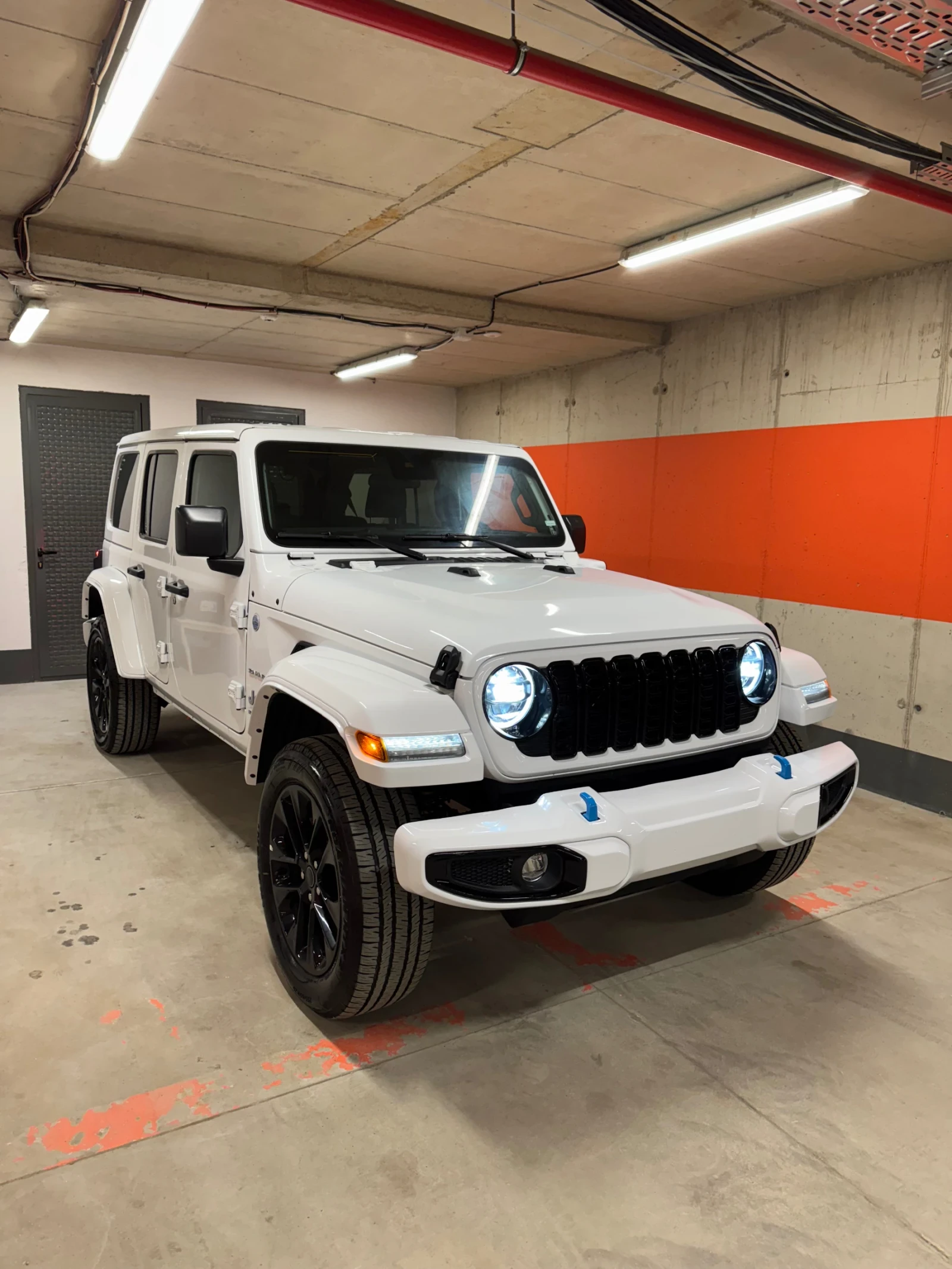 Jeep Wrangler 4XE * Plug-in-hybrid* Facelift/2024* 381к.с - изображение 8