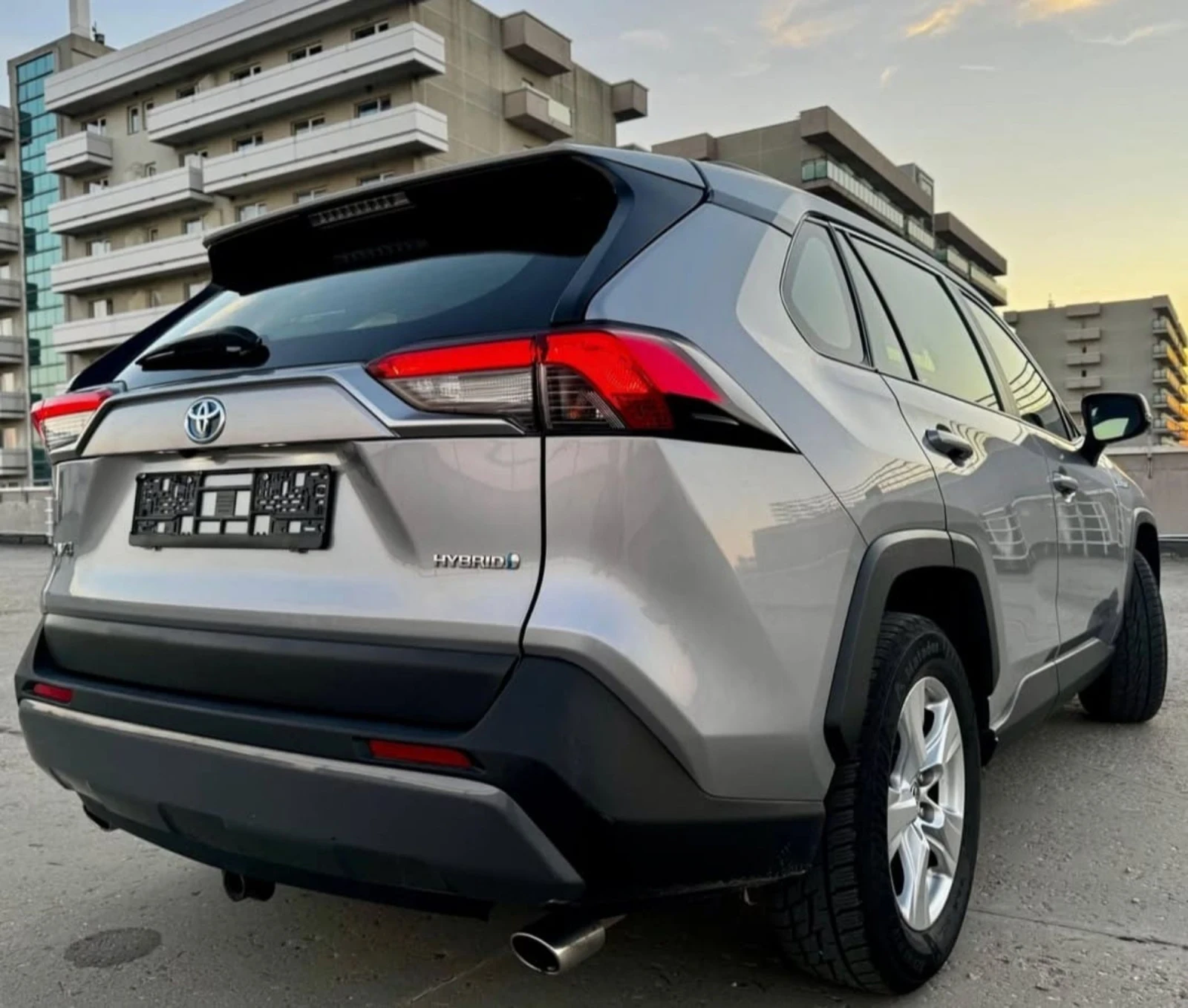 Toyota Rav4 Hybrid (2.5 бензин + електр.) - изображение 8