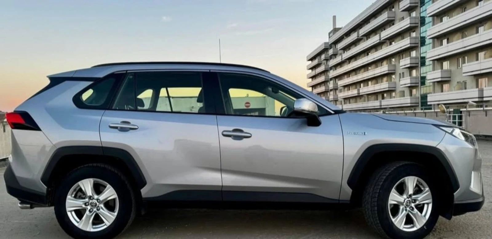 Toyota Rav4 Hybrid (2.5 бензин + електр.) - изображение 4