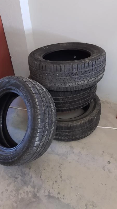 Гуми Зимни 245/65R18, снимка 1 - Гуми и джанти - 29310819