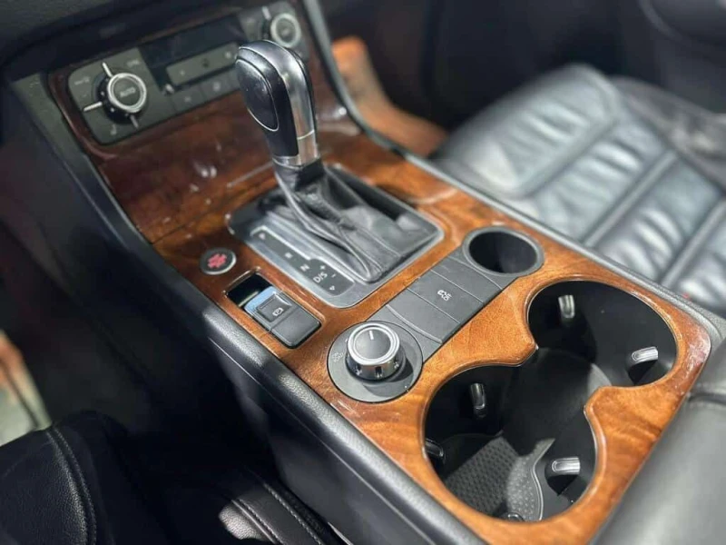 VW Touareg * DIESEL TDI/CLEAN CARRFAX/35+ SERVICE RECORDS * C, снимка 9 - Автомобили и джипове - 53529238