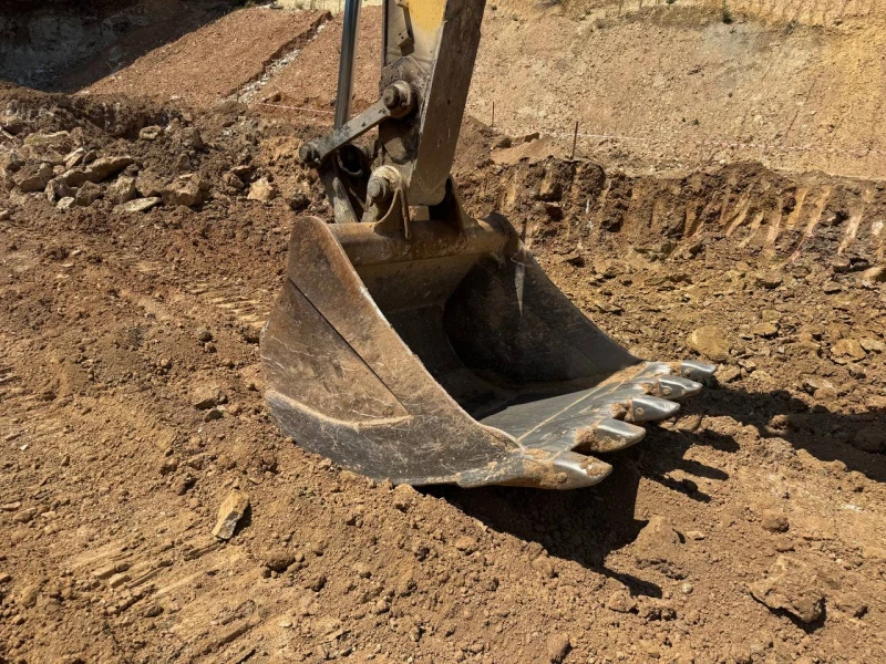 Багер New Holland E305, снимка 3 - Индустриална техника - 52033712