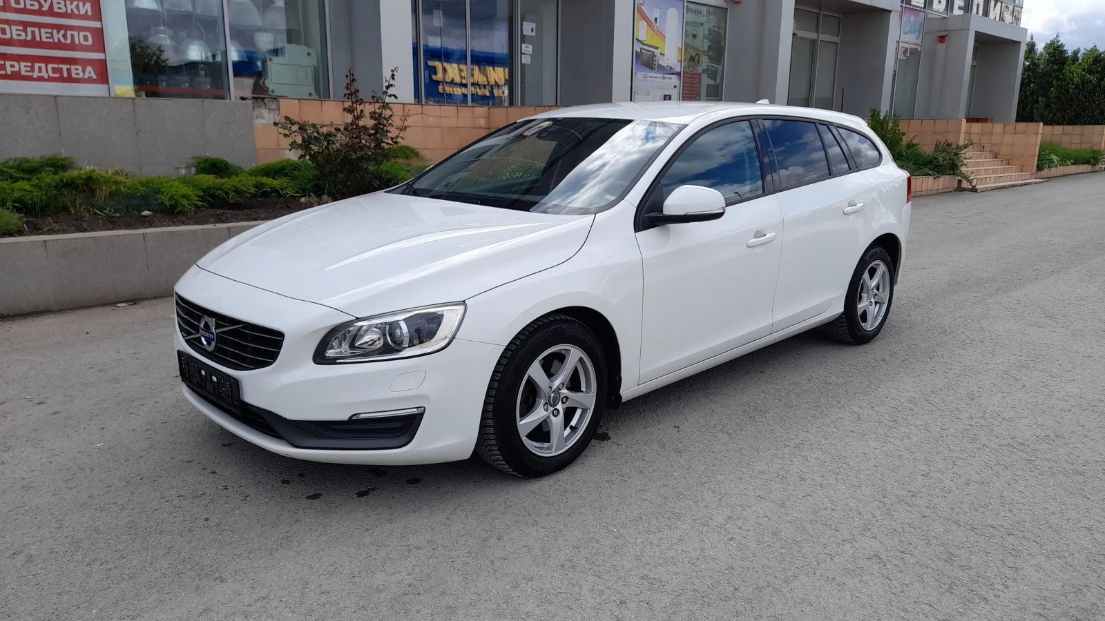 Volvo V60 2.0 D4 - SWISS  - изображение 2