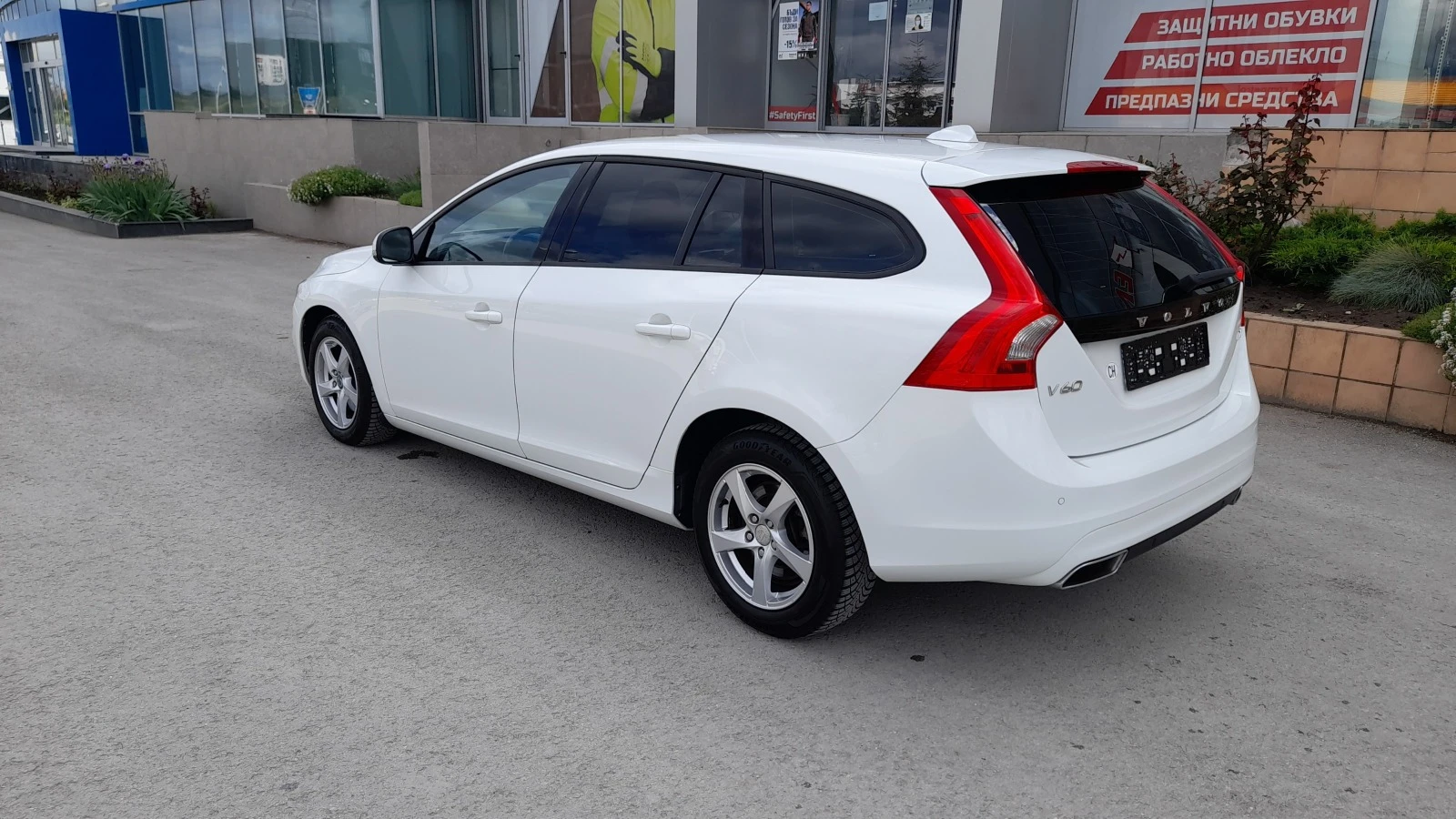 Volvo V60 2.0 D4 - SWISS  - изображение 3