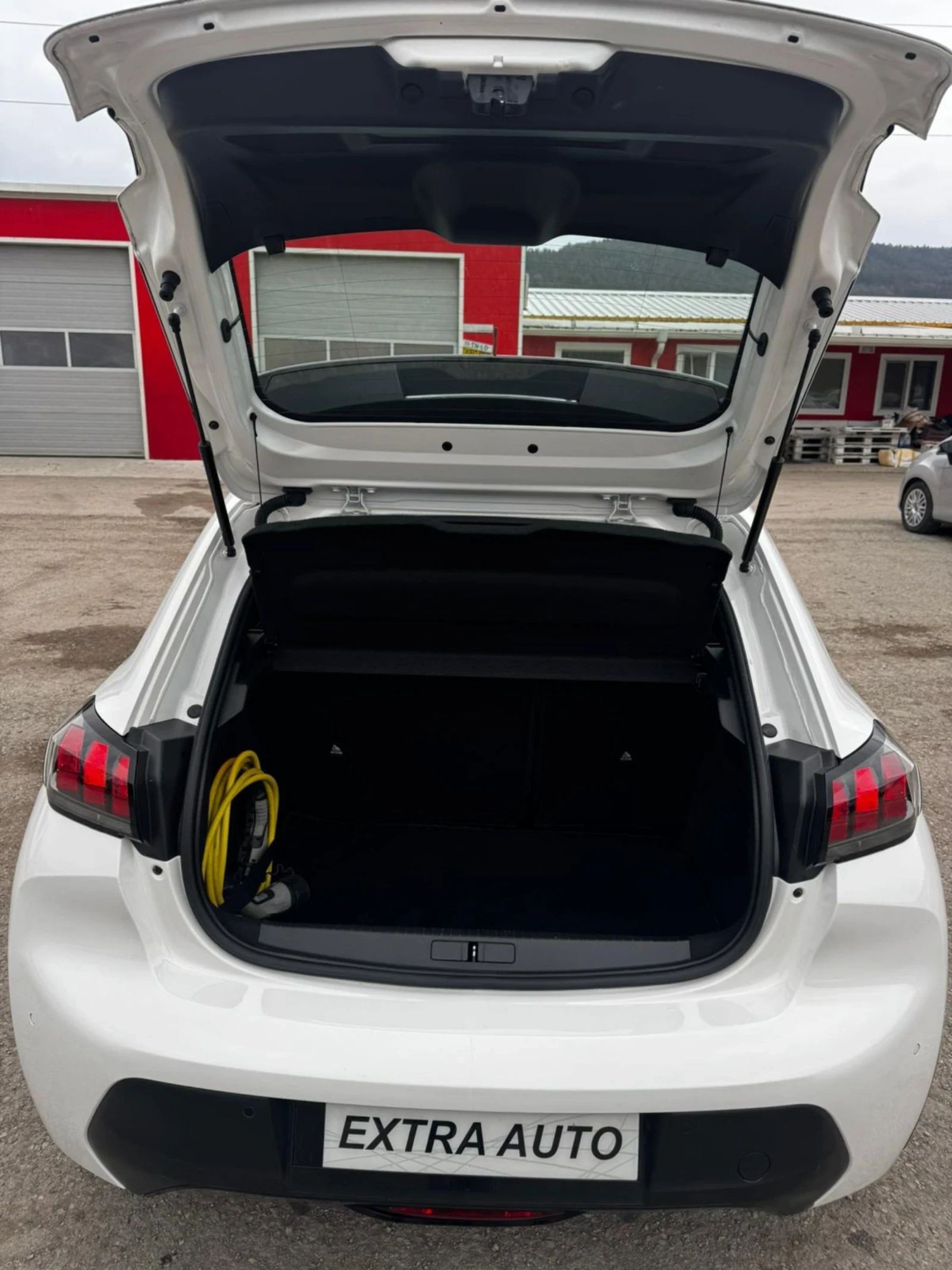 Peugeot 208 е/136 Hp/50 kWh/АВТОМАТ/68000км, снимка 4 - Автомобили и джипове - 53931624