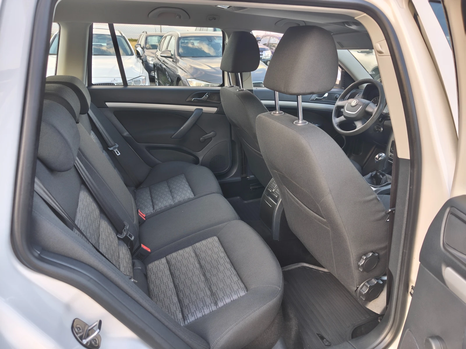 Skoda Octavia C 1.6TDI 4x4, снимка 8 - Автомобили и джипове - 55895503