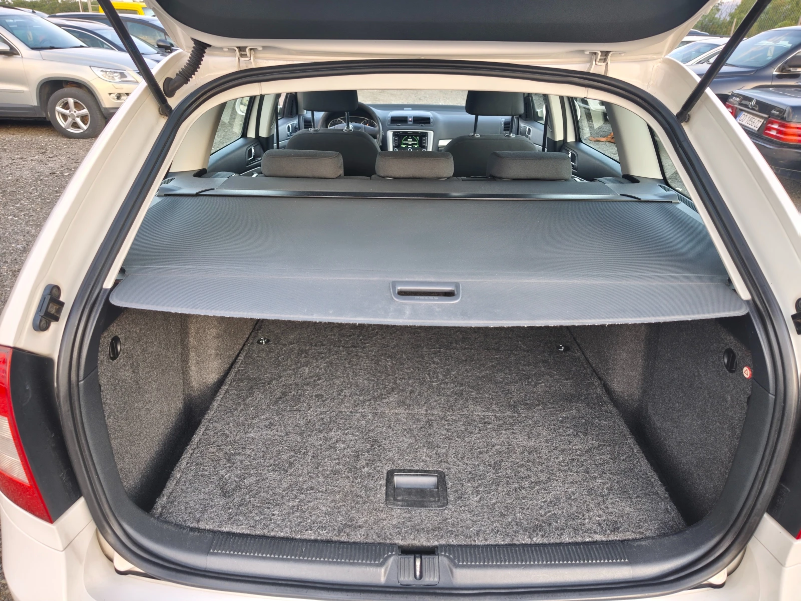 Skoda Octavia C 1.6TDI 4x4, снимка 9 - Автомобили и джипове - 55895503