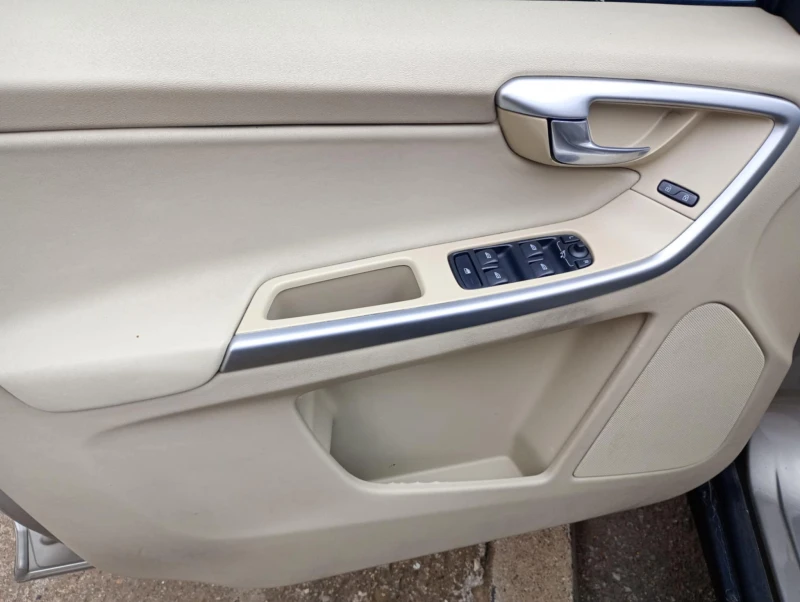 Volvo XC60, снимка 8 - Автомобили и джипове - 52275445