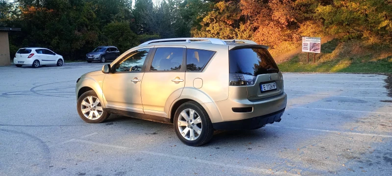Mitsubishi Outlander 2, 4 ръчна с газ 4х4, снимка 3 - Автомобили и джипове - 52381939