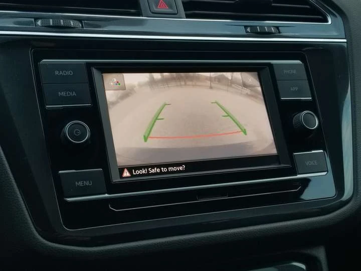 VW Tiguan NO ACCIDENT| 4MOTION| CARPLAY| CAMERA| ALLOYS| HEA, снимка 13 - Автомобили и джипове - 54340979