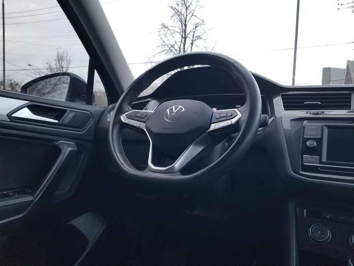 VW Tiguan NO ACCIDENT| 4MOTION| CARPLAY| CAMERA| ALLOYS| HEA, снимка 7 - Автомобили и джипове - 54340979